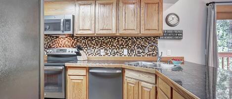 Kylskåp, mikrovågsugn, ugn och spishäll