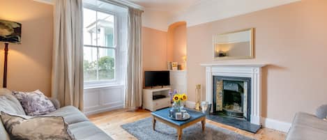 TV, fireplace