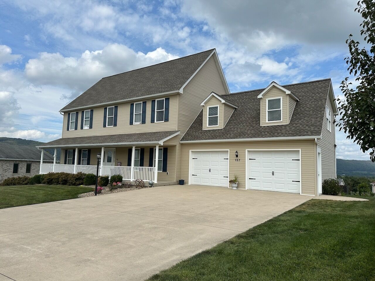 Great home for gatherings - Pool Table and Shuffleboard