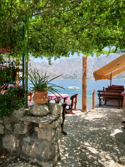 LUXURY STONE VILLA, INFINITY POOL, STUNNING SEA & MOUNTAIN VIEWS OVER BOKA BAY