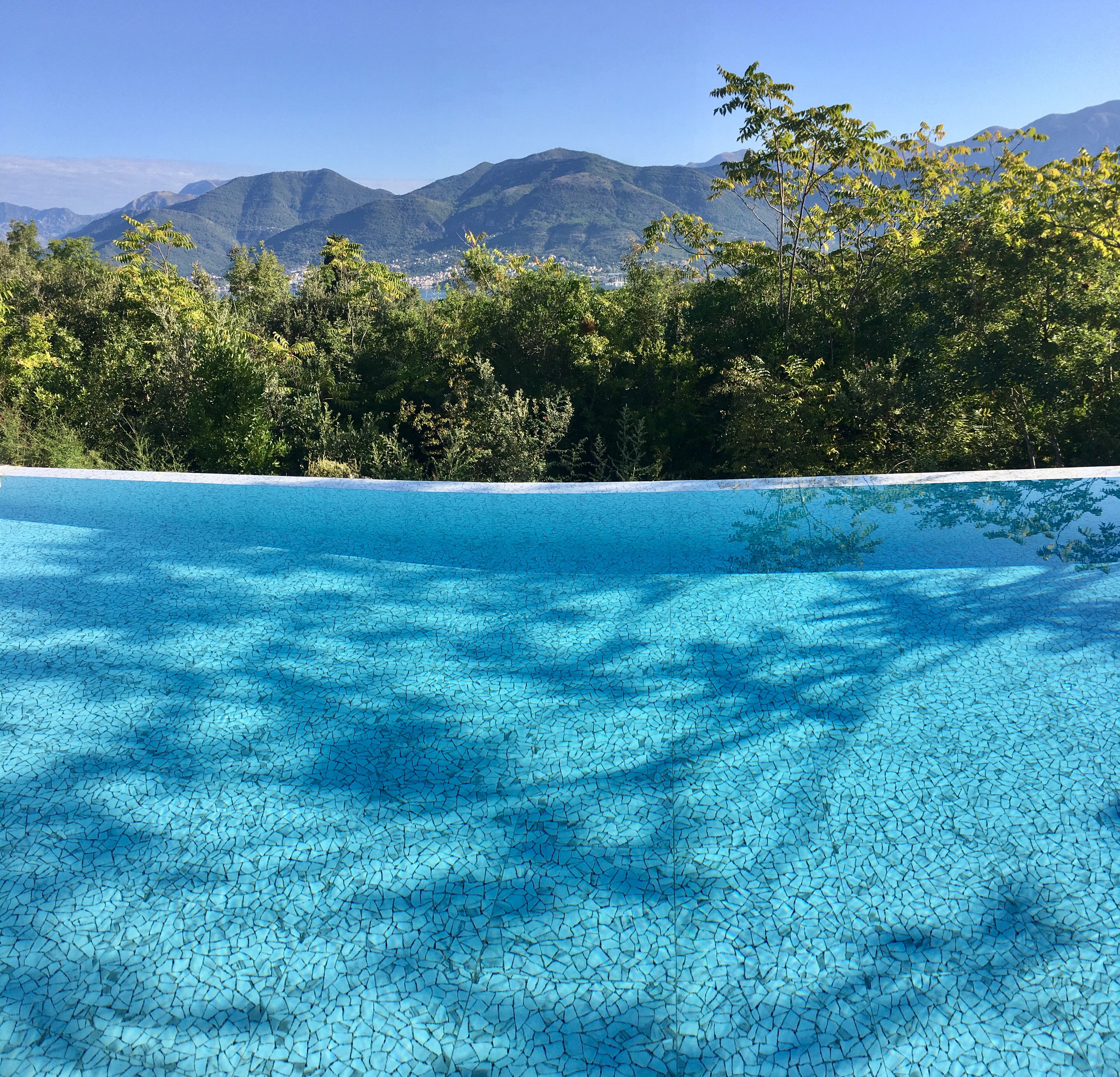 Una piscina con borde infinito