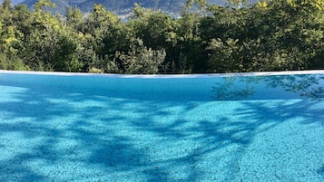 Piscine à débordement