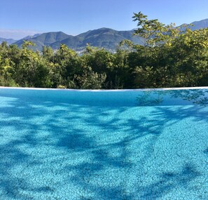 An infinity pool - LUXURY STONE VILLA, INFINITY POOL, STUNNING SEA & MOUNTAIN VIEWS OVER BOKA BAY (Tivat)