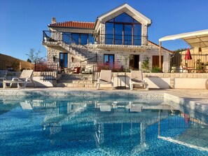 An infinity pool - LUXURY STONE VILLA, INFINITY POOL, STUNNING SEA & MOUNTAIN VIEWS OVER BOKA BAY (Tivat)
