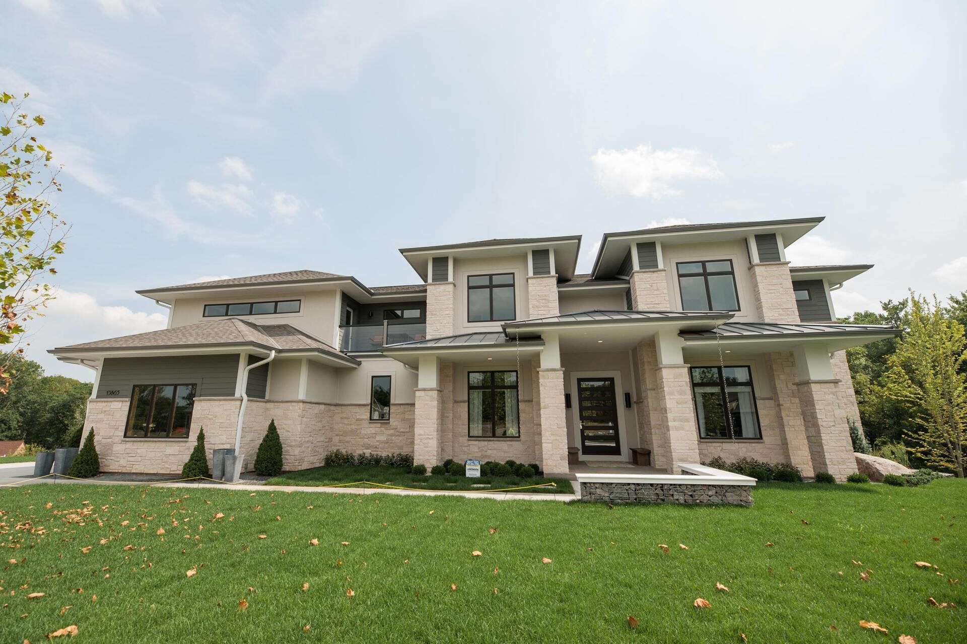 2018 BUILT LUXURY CONTEMPORARY HOME 6400 SQ FEET 20 MINS TO DOWNTOWN MKE