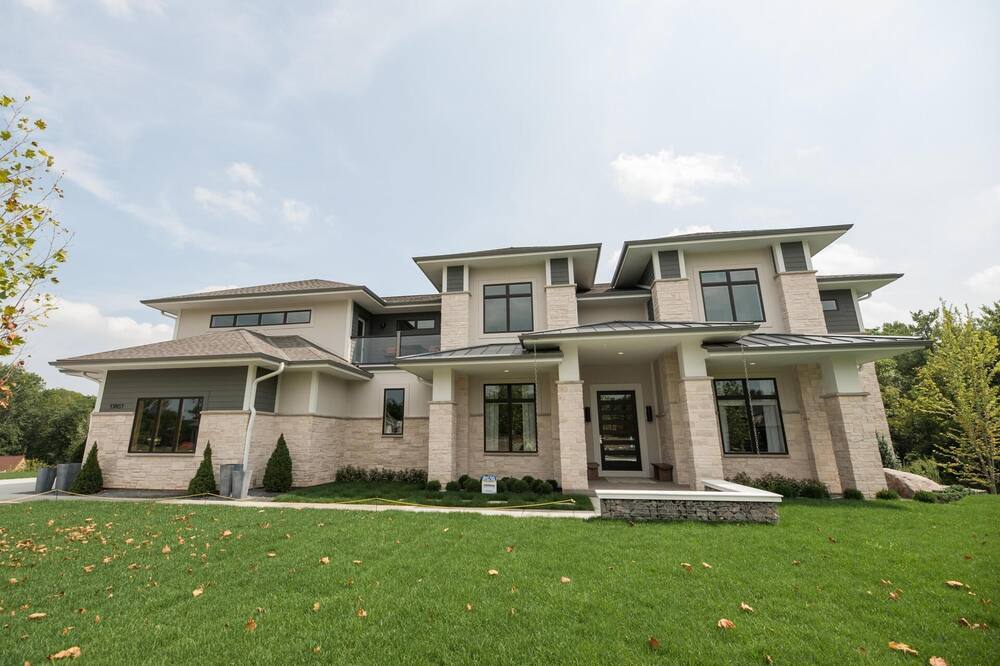 2018 BUILT LUXURY CONTEMPORARY HOME 6400 SQ FEET 20 MINS TO DOWNTOWN MKE