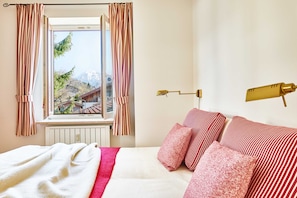 1 bedroom, desk, WiFi, bed sheets