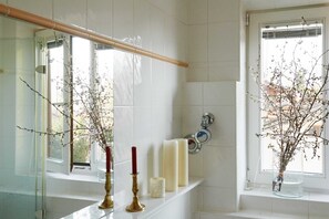 Secador de cabelo, toalhas de banho