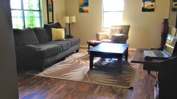 Télévision, lecteur de DVD, livres, chaßne hi-fi