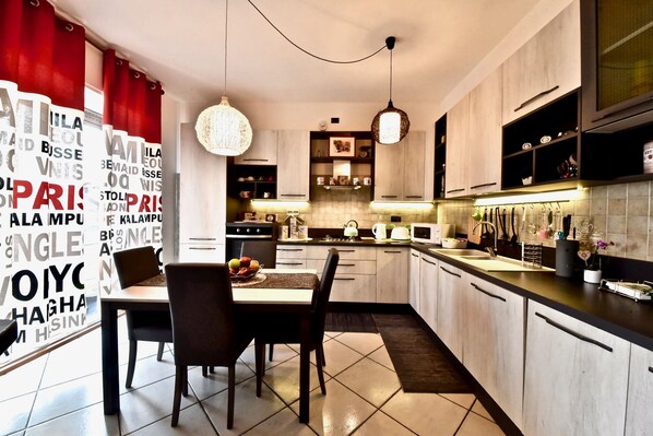 Fridge, microwave, oven, stovetop - Modern apartment between Milan and Como (Cogliate)