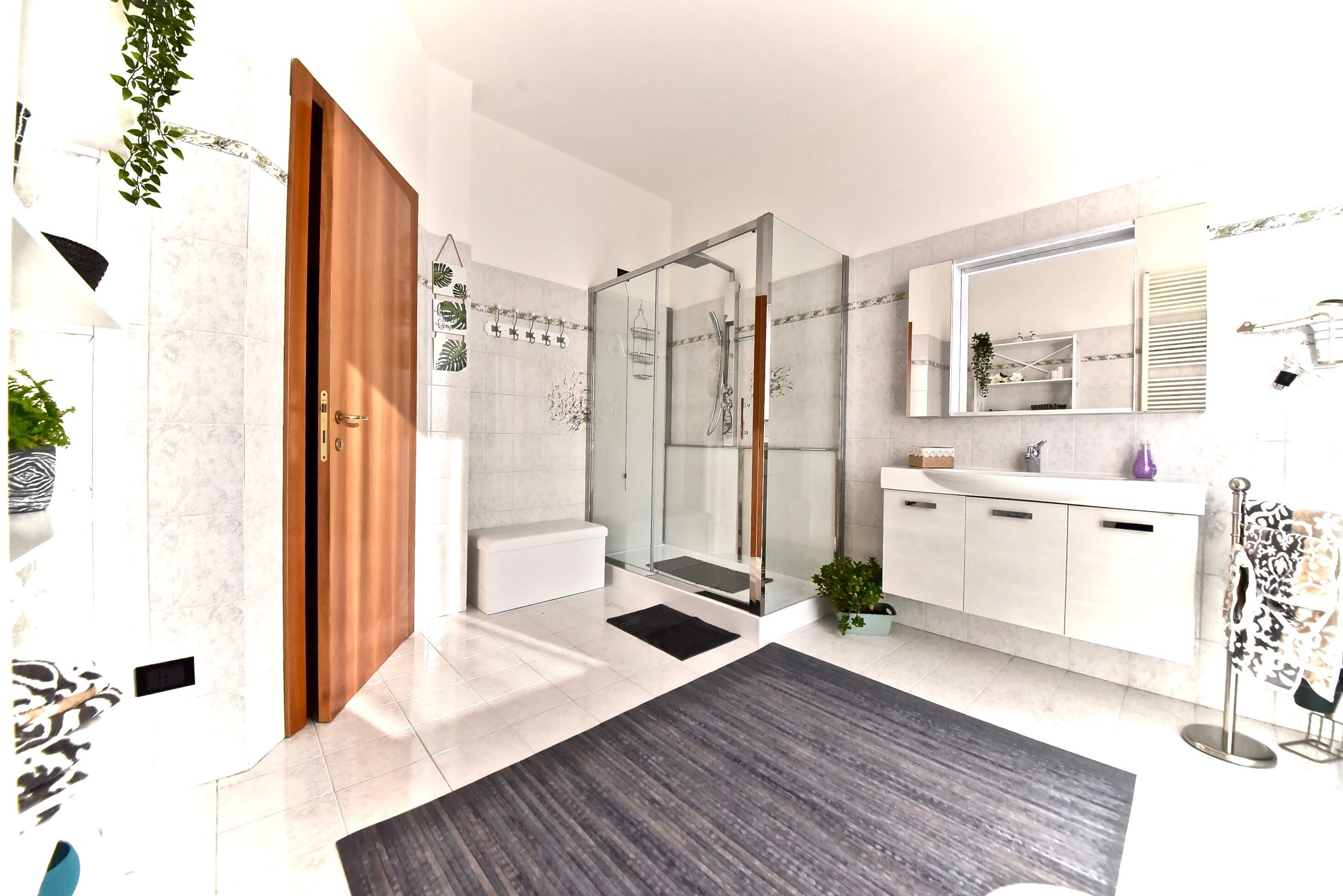Een douche, een haardroger, een bidet, handdoeken