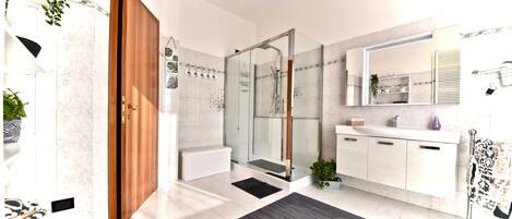 Ducha, secador de pelo, bidet, toallas