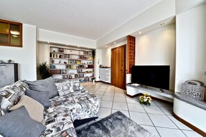 Smart TV, books - Modern apartment between Milan and Como (Cogliate)
