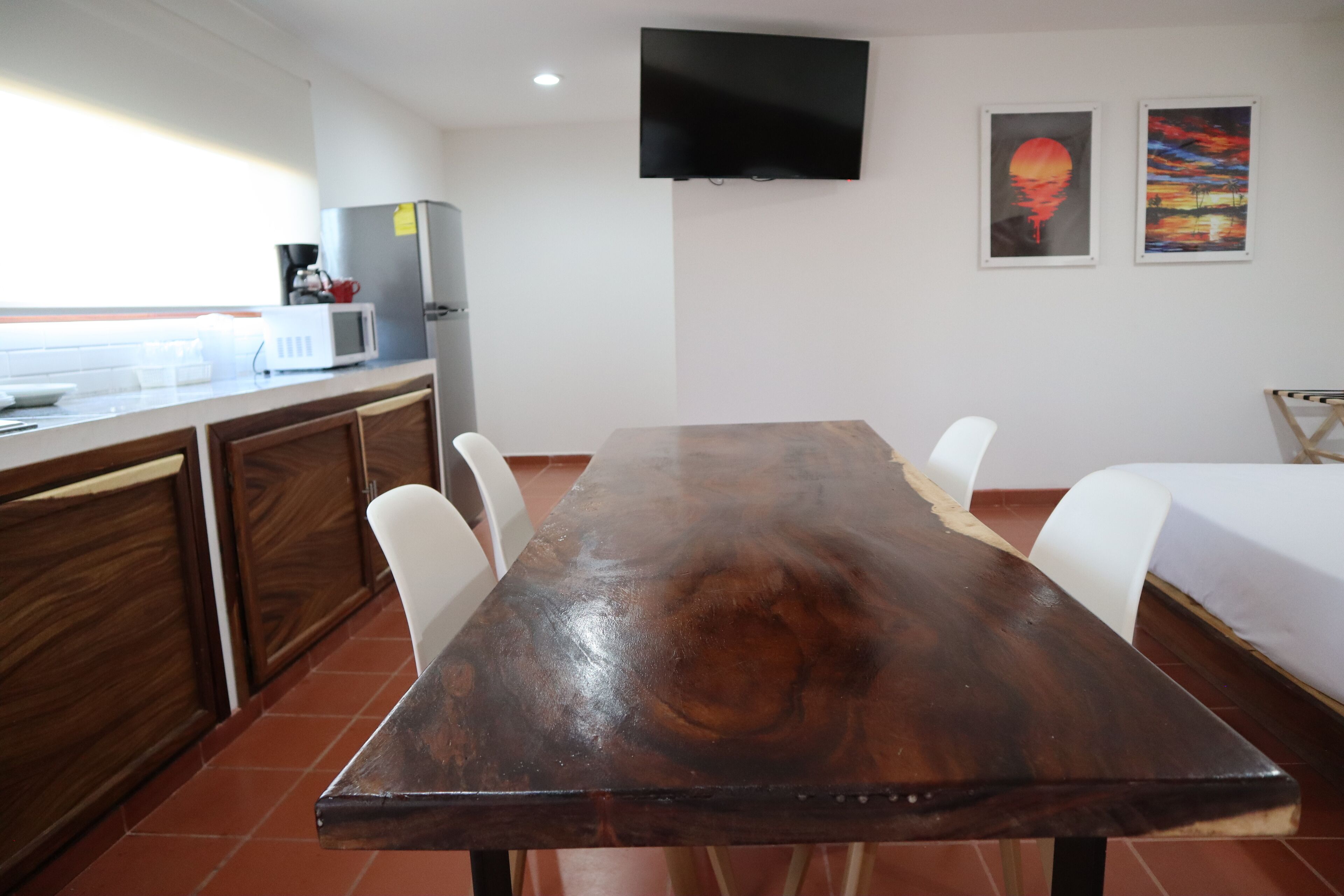 deluxe twin room, beach view | 1 bedroom, minibar, desk, blackout curtains