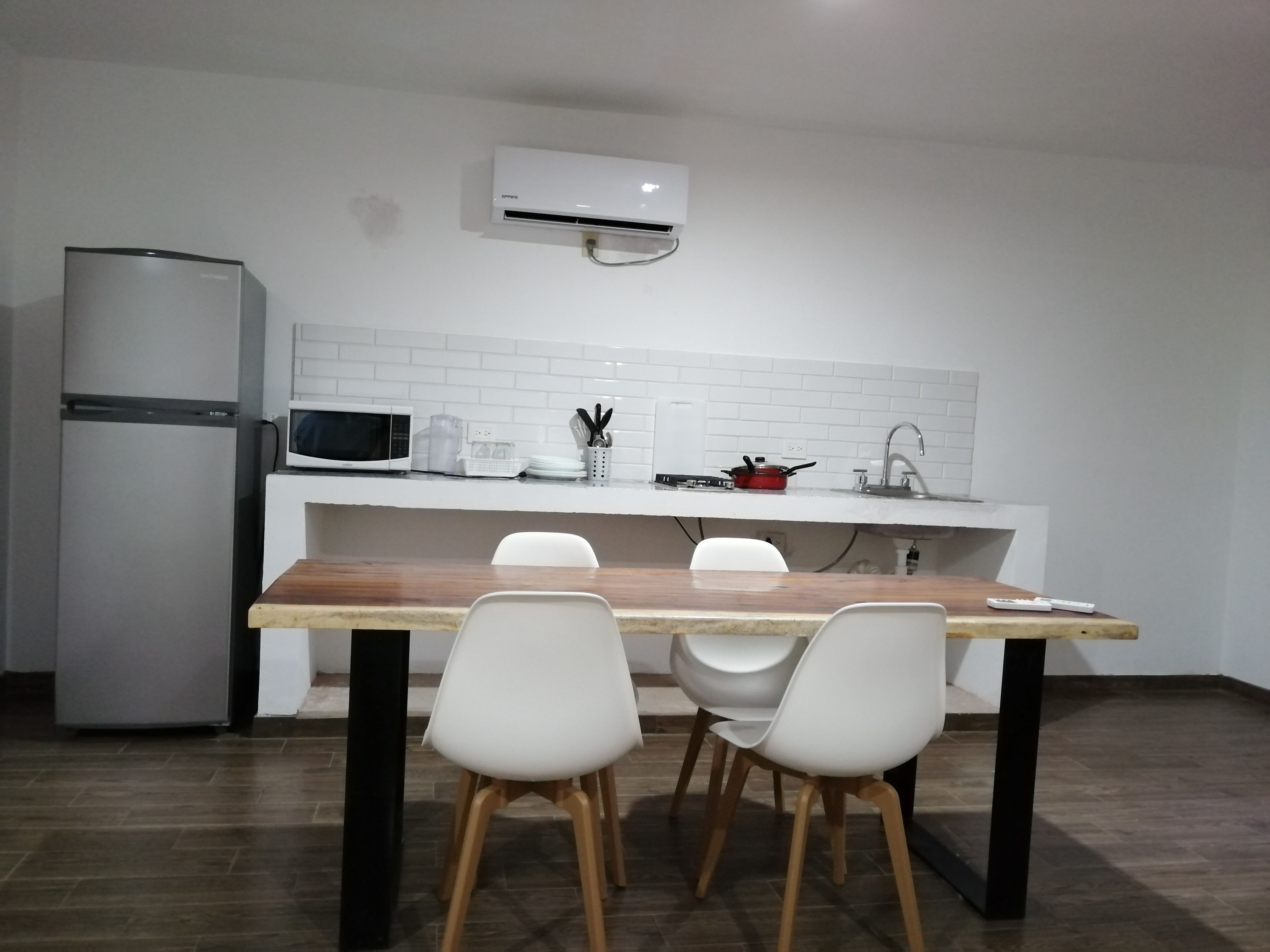 deluxe twin room, beach view | in-room dining