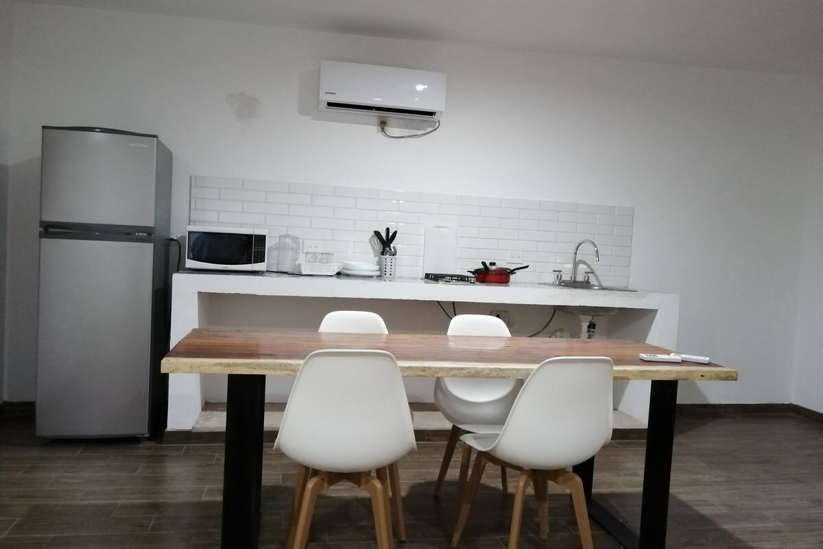 deluxe twin room, beach view | in-room dining