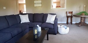 テレビ、暖炉、DVD プレーヤー