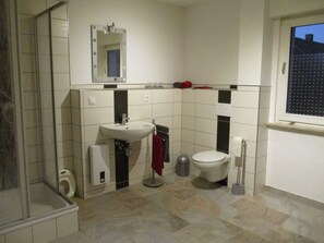 Een douche, een haardroger, handdoeken, zeep