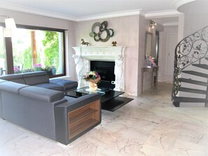 TV, fireplace - "Les ATLANTES", beautiful and NEW vacation home in Alsace, in the Munster Valley (Soultzeren)