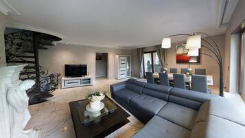 Televisie en een open haard