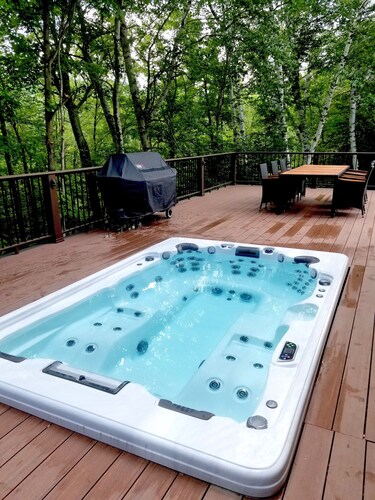 Private Ski Lodge with Giant Hot Tub Less Than Two Miles to Sugarbush!