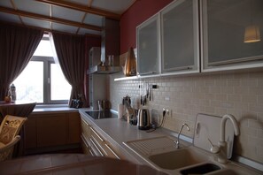 Kühlschrank, Wasserkocher mit Kaffee-/Teezubehör