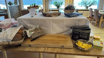Daily buffet breakfast (NOK 150 per person)