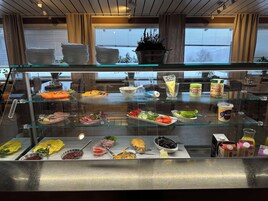 Frokostbuffé hver dag (mot et tillegg)