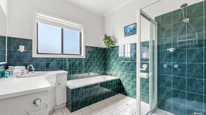 Bathroom - Inlet Views @ 20 The Loop (NAROOMA)