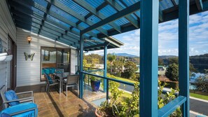 Outdoor dining - Inlet Views @ 20 The Loop (NAROOMA)