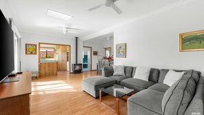 Living area - Inlet Views @ 20 The Loop (NAROOMA)