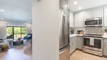 Køleskab, mikrobølgeovn, ovn, kogeplade