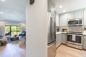 Refrigerador, microondas, horno, placa de cocina