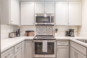 Fridge, microwave, oven, stovetop - Gorgeous condo at Silverado Country Club (Napa)