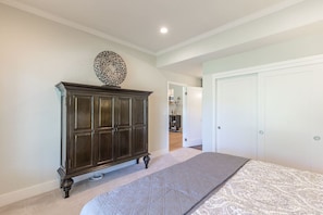 2 bedrooms, desk, iron/ironing board, WiFi