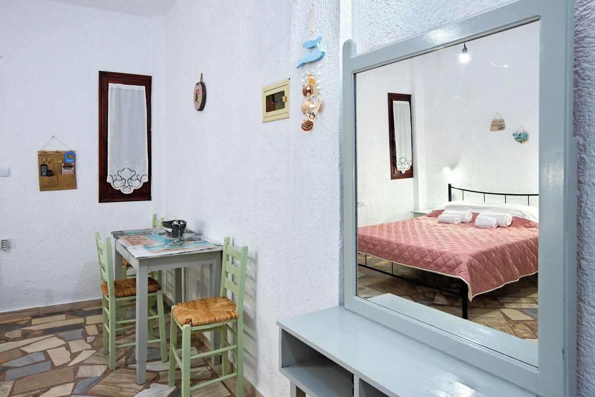 Premium bedding, in-room safe, desk, laptop workspace