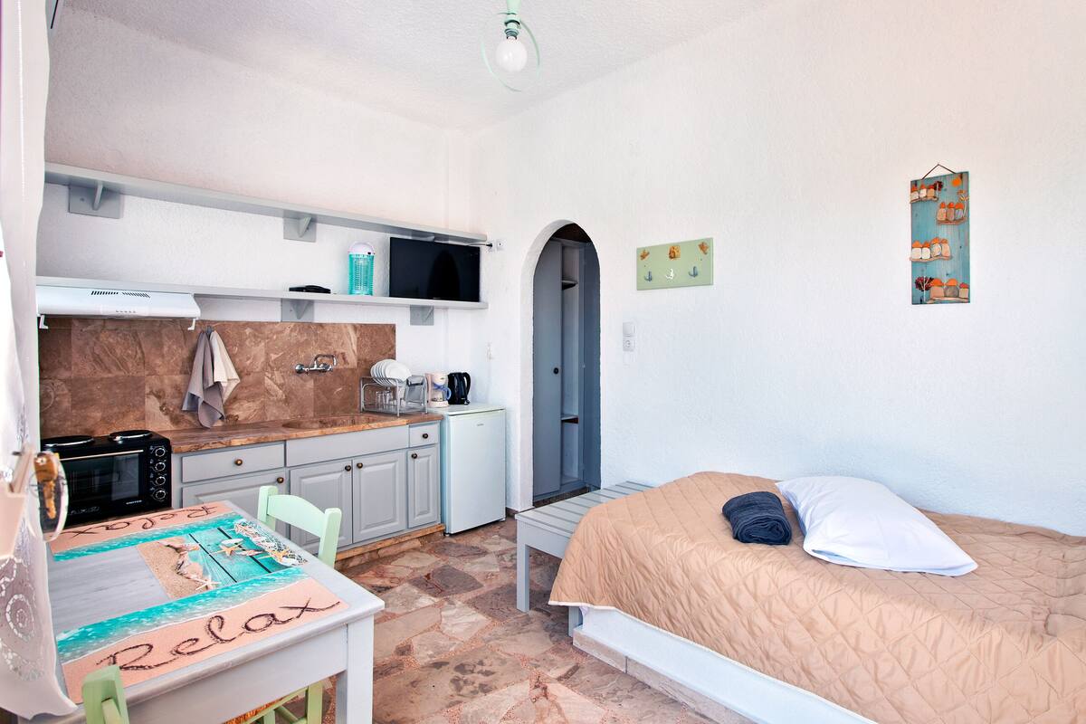 Premium bedding, in-room safe, desk, laptop workspace