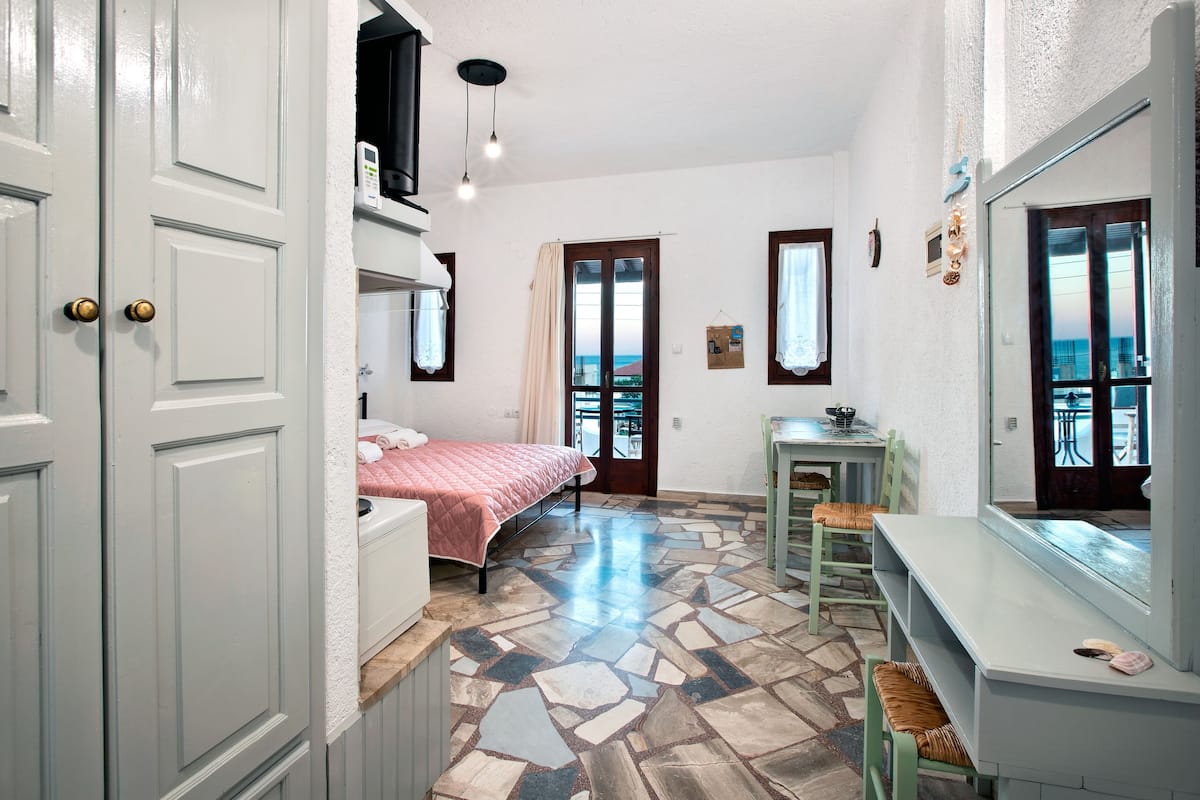 Studio, Balcony, Sea View | Premium bedding, in-room safe, desk, laptop workspace
