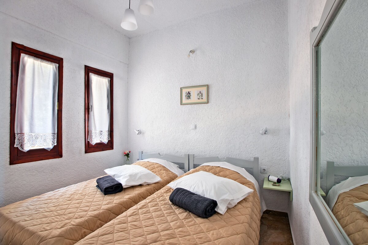 Ropa de cama de alta calidad y caja de seguridad en la habitación