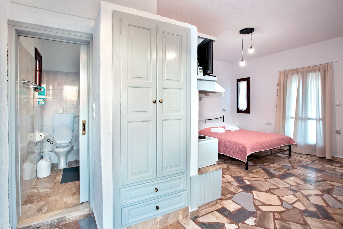 Premium bedding, in-room safe, desk, laptop workspace