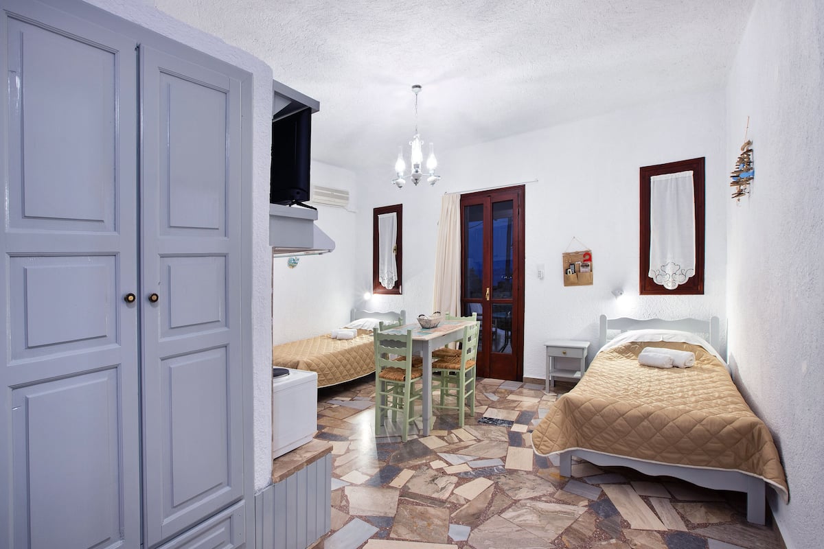 Premium bedding, in-room safe, desk, laptop workspace