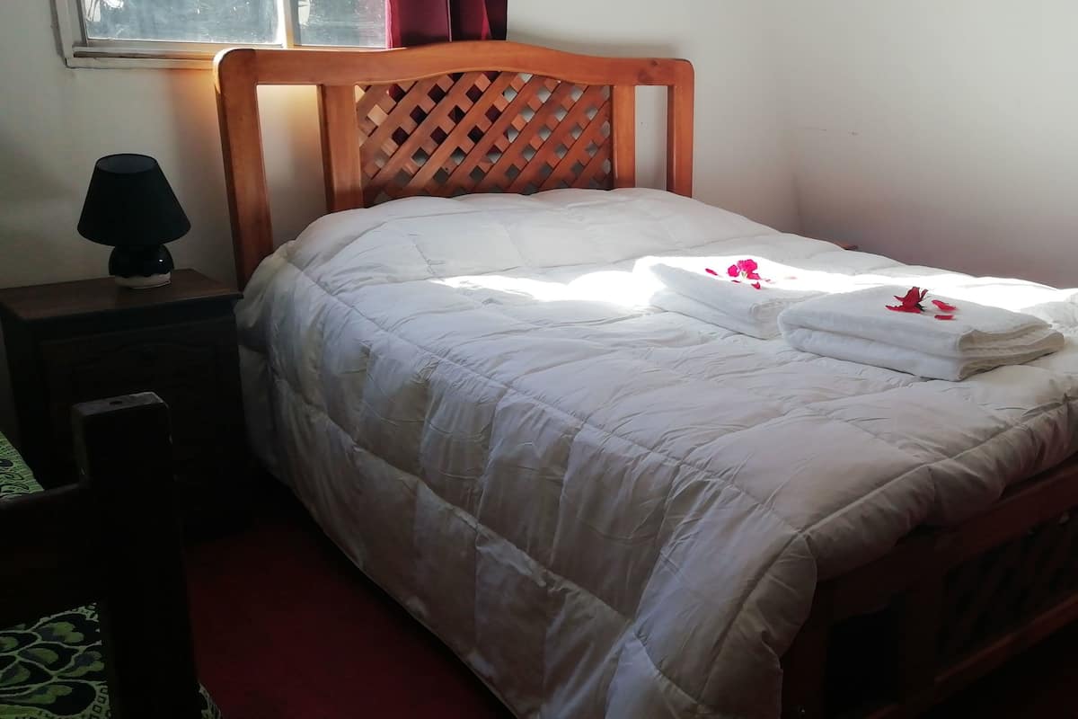 Cortinas blackout, wifi gratis y ropa de cama
