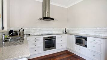 Geladeira, micro-ondas, fogão, cooktop