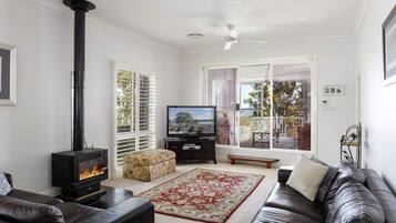 Una Smart TV, una chimenea