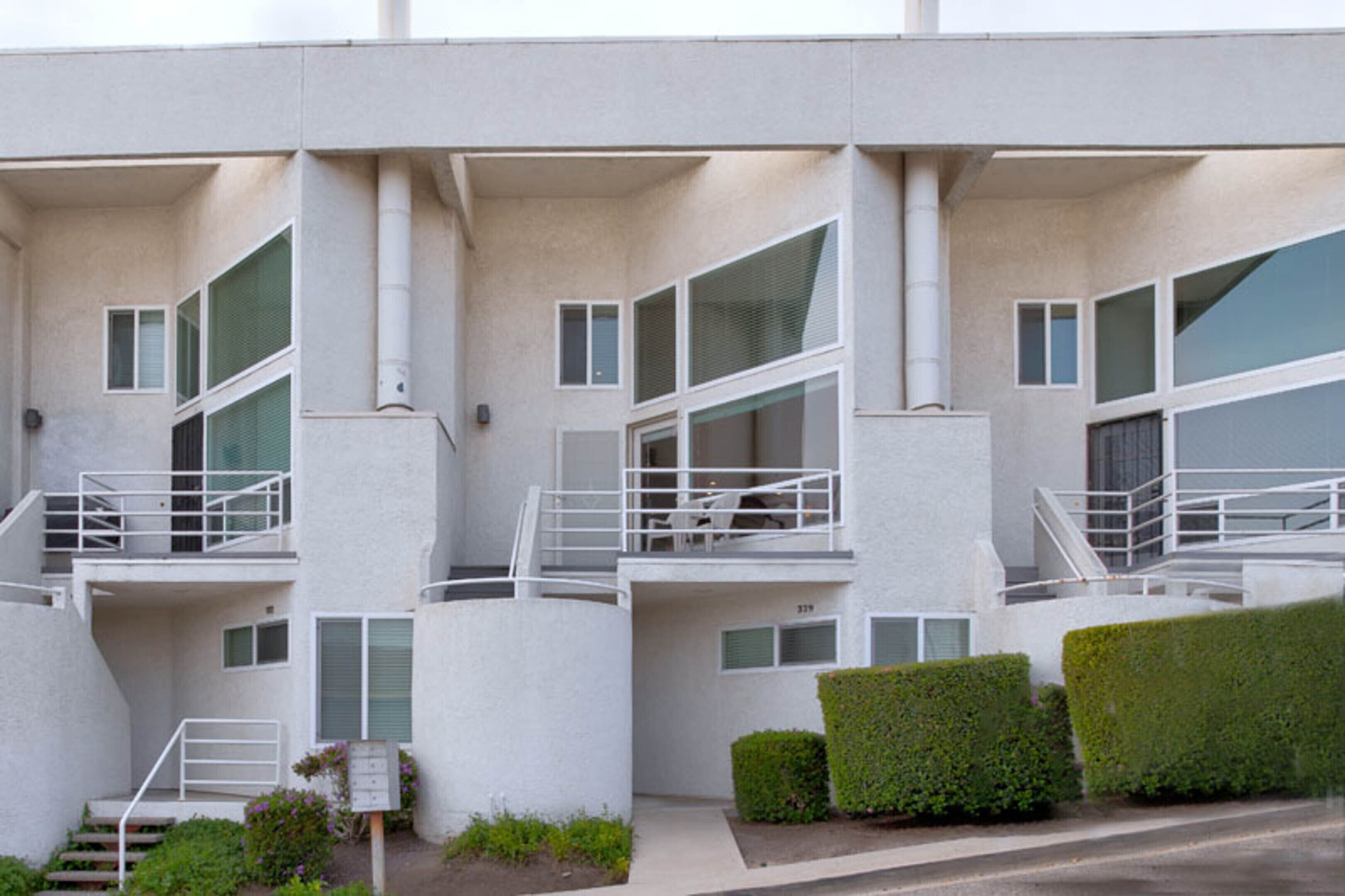 Beautiful Beach Side Condo with Private Deck!