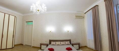 3 bedrooms, iron/ironing board, WiFi, bed sheets