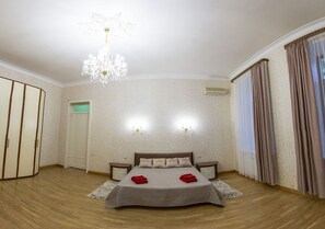 3 habitaciones, tabla de planchar con plancha, wifi y ropa de cama