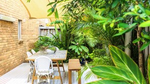 Outdoor dining - Tilly and Annies Place (Hawks Nest)