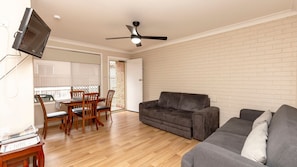 TV, DVD player - Jade Gardens - Pet Friendly (Hawks Nest)