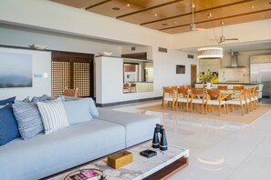 Smart TV, fireplace, stereo